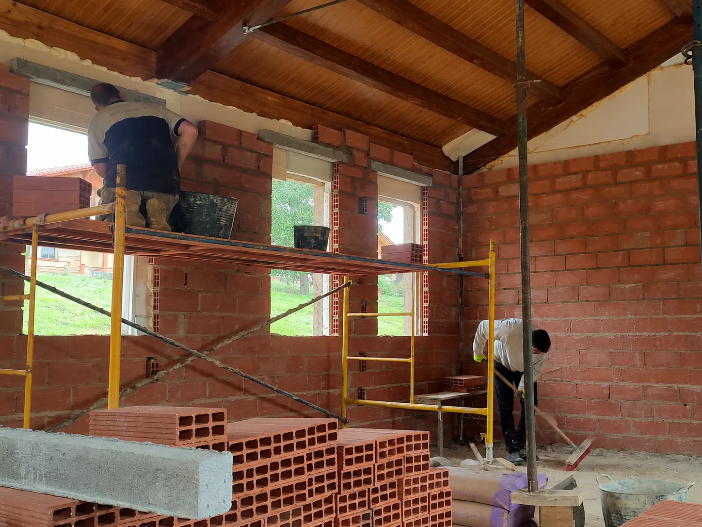 Equipo de Rey Marllao trabajando en una obra de vivienda en Asturias